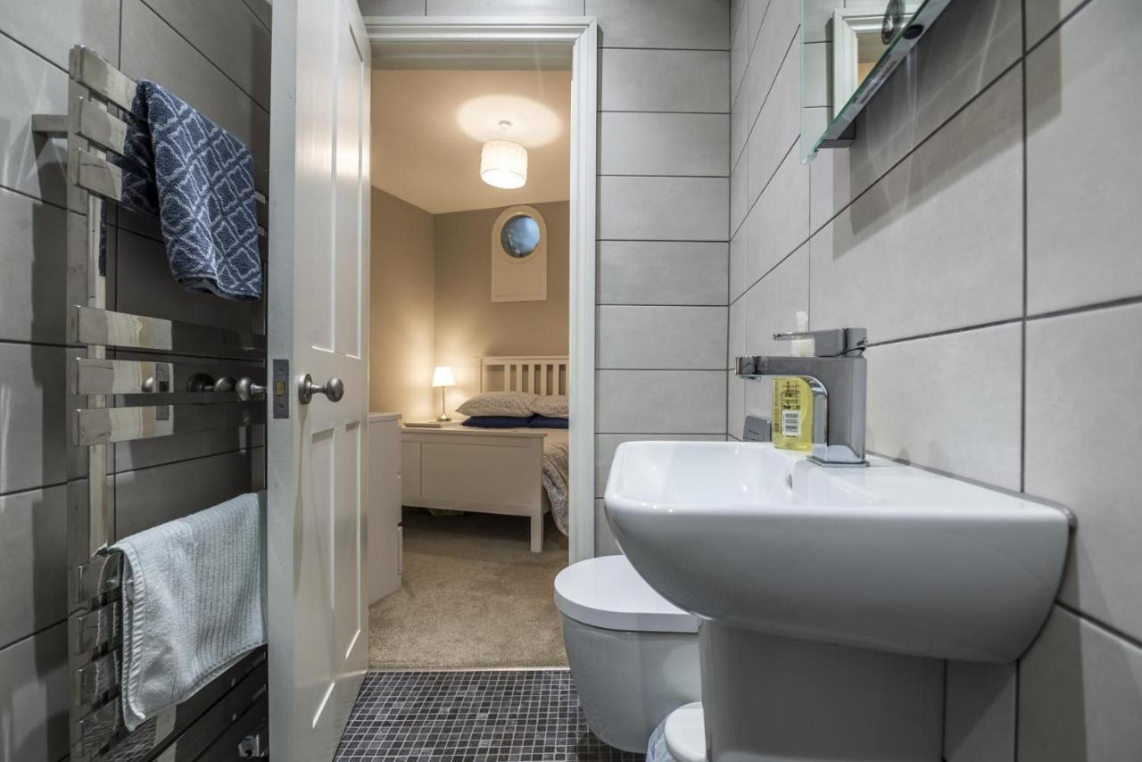Sea Legs - 2 Bedroom Apartment - Tenby Ngoại thất bức ảnh